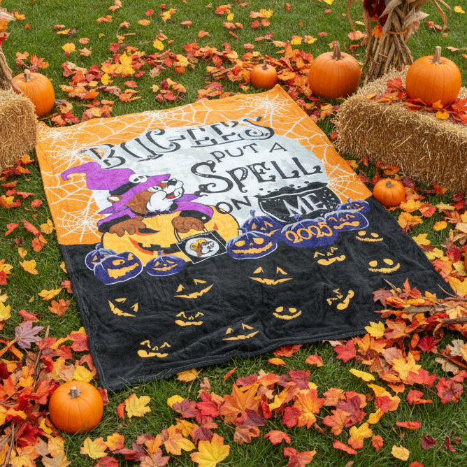 Cozy up in spooky style with the limited-edition Buc-ee’s 2025 Halloween Blanket! Featuring Buc-ee the Beaver dressed as a wizard with a purple hat, surrounded by glowing jack-o’-lanterns and spider webs, this blanket is perfect for adding festive charm to your Halloween season.