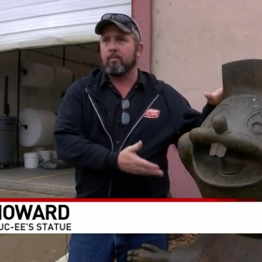Who's behind those Buc-ee's statues?