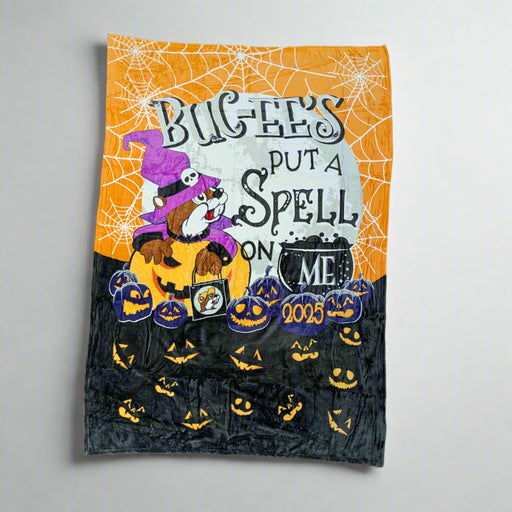 Cozy up in spooky style with the limited-edition Buc-ee’s 2025 Halloween Blanket! Featuring Buc-ee the Beaver dressed as a wizard with a purple hat, surrounded by glowing jack-o’-lanterns and spider webs, this blanket is perfect for adding festive charm to your Halloween season.