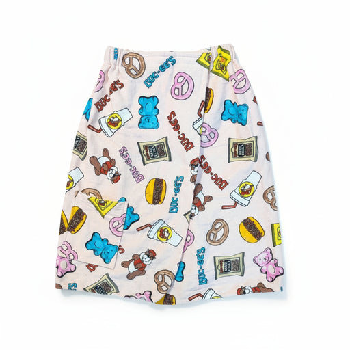 Buc-ee's Snack Towel Wrap has a velcrow stretchy top to hold around you and a front pocket in the front along with the design has blue gummy bears, brisket sandwiches, beaver nuggers, drinks all over it. 
