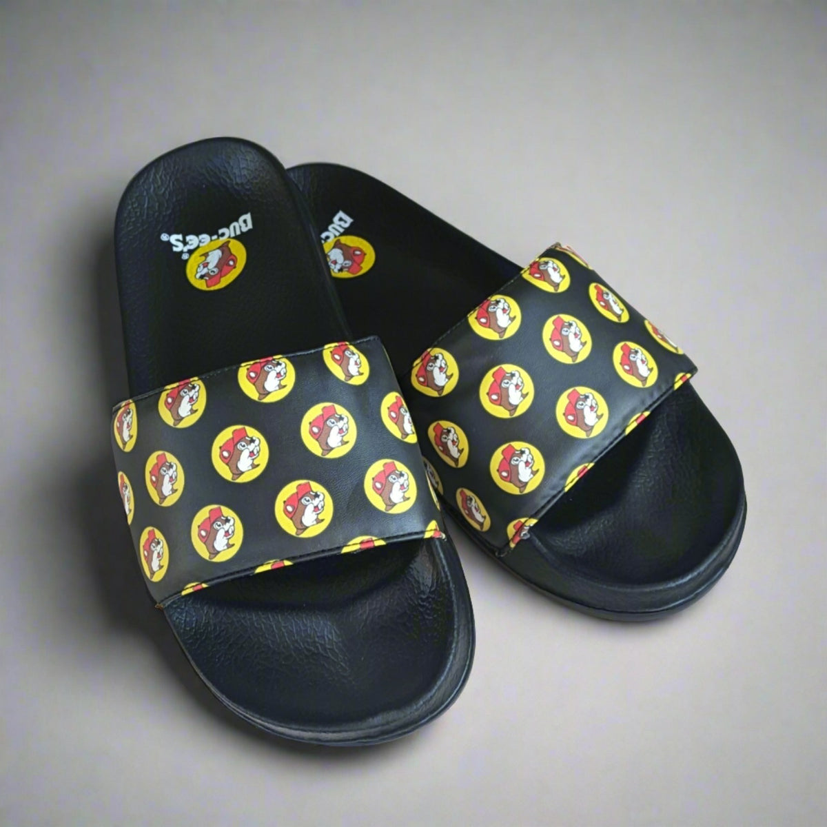   POOL SLIDE RUBBERサンダル Buc-ee's Pool Slide Sandals — Texas Snax